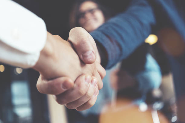 shaking handfs